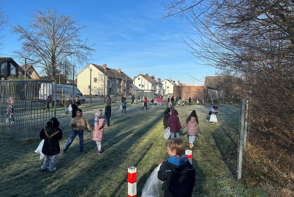 Jahrgang 1 befreit den Bolandwald vom Müll