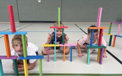 Gemeinsames Bauen mit XXL-Bausteinen beim Kooperationstag mit angehenden Schulkindern